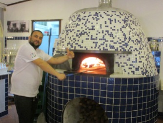 Firing a Neapolitan pizza